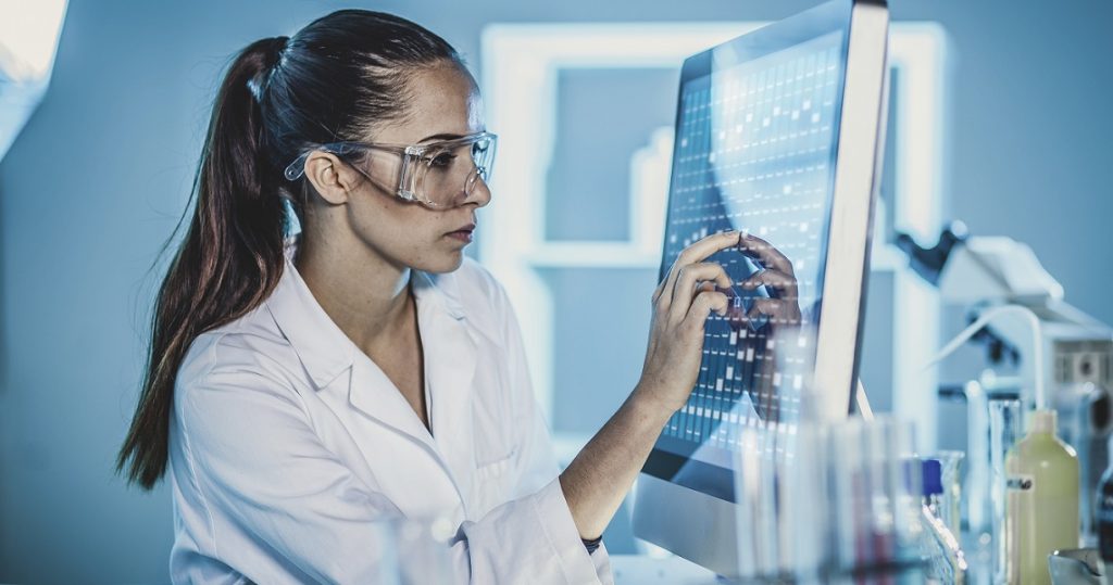 kvinna arbetar i laboratorie varukoder